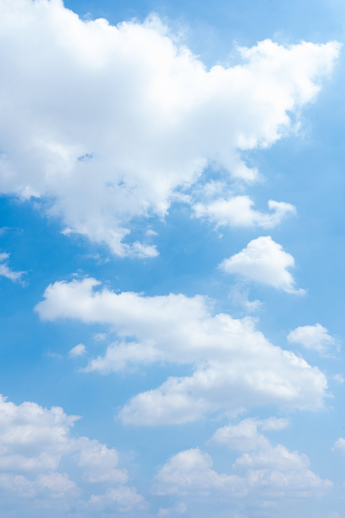 Cielo azul brillante con nubes blancas esponjosas en un día soleado